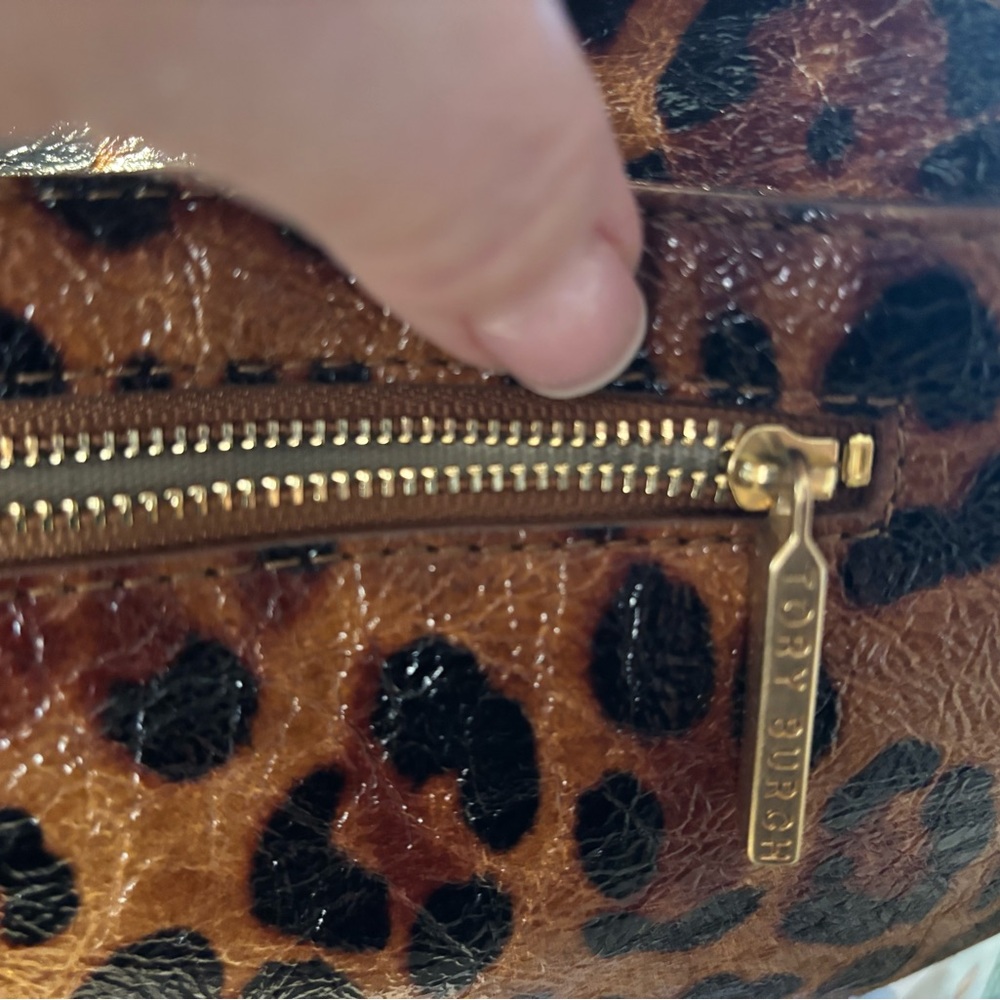 Authentic Tory Burch
Vegan Leather Leapord Print Crossbody Bag - Picture 8 of 16